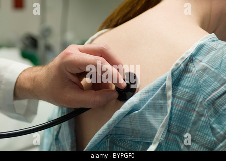 Herr Doktor Platzierung Stethoskop am Rücken des Patienten Stockfoto