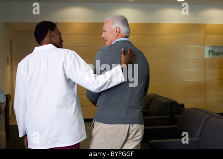 Arzt gehen und sprechen mit Patienten Stockfoto