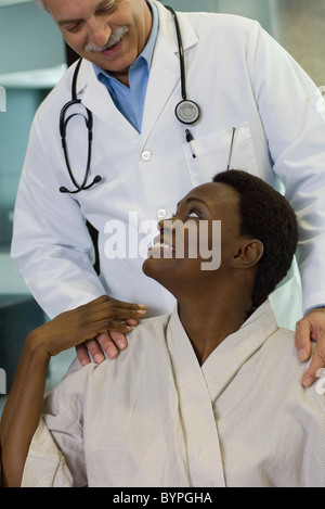 Arzt beruhigend patient Stockfoto