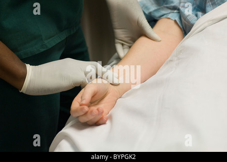 Überprüfung des Patienten Puls Krankenschwester Stockfoto