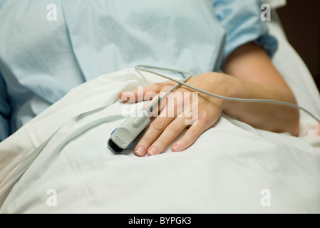 Patienten tragen Oximeter, Puls-Sauerstoff-Niveaus zu überwachen Stockfoto