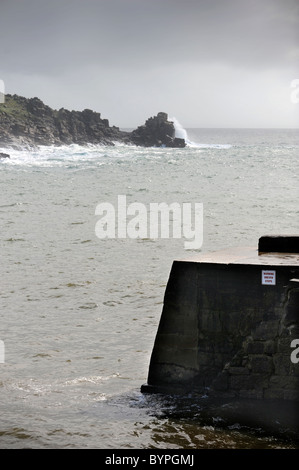 Landzunge am später Bucht an der südlichen Küste von Cornwall mit seiner unverwechselbaren verbunden Granit Felsen Formationen UK Stockfoto