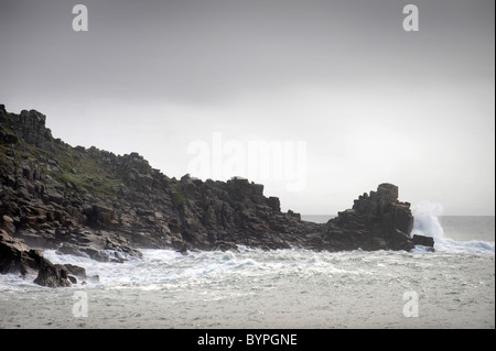 Landzunge am später Bucht an der südlichen Küste von Cornwall mit seiner unverwechselbaren verbunden Granit Felsen Formationen UK Stockfoto