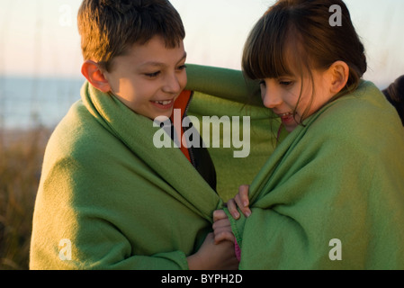 Kinder zusammen in im Freien, Decke gehüllt Porträt Stockfoto