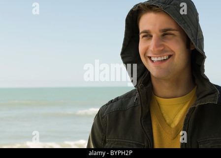 Junger Mann am Strand, Porträt Stockfoto