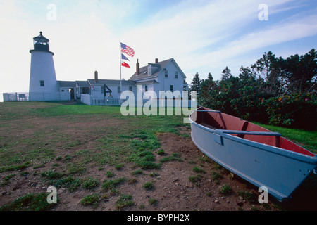 Boot vor der einen Leuchtturm, Pemaquid Point, Maine Stockfoto
