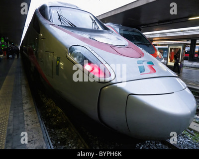 Nahaufnahme des Eurostar Lokomotive, Roma Termini, Italien Stockfoto