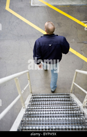 Metall-Treppe hinunter Mann Stockfoto