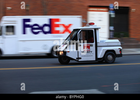 FedEx Lieferwagen geht übergebenen ein New York Polizeifahrzeug Überwachung 2010 Stockfoto