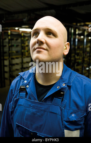 Junge Fabrikarbeiter in Fliese Teppichfabrik, Porträt Stockfoto