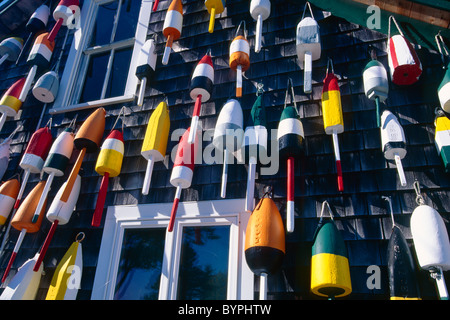 Bunte Hummer Bojen an der Wand eines Hauses, Maine Stockfoto