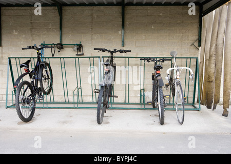 Fahrräder geparkt in geschützten Heck-Fahrradträger Stockfoto