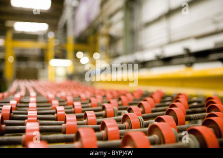 Walze Förderband in Fliese Teppichfabrik Stockfoto