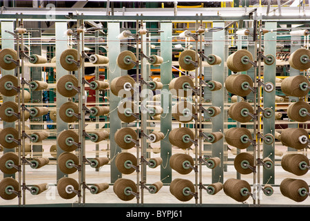 Garn Spulen auf Teppich Webmaschine Stockfoto