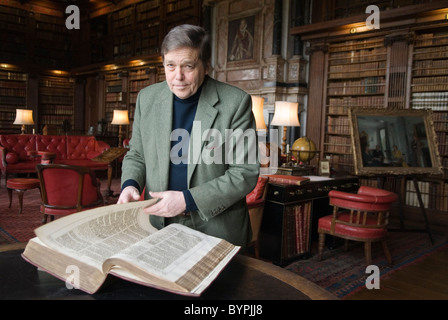 Robert Cecil Lord Salisbury im Hatfield-Haus Hatfield. Hertfordshire UK. Hier mit der King-James-Bibel in der Bibliothek gesehen. 2011 2010s HOMER SYKES Stockfoto