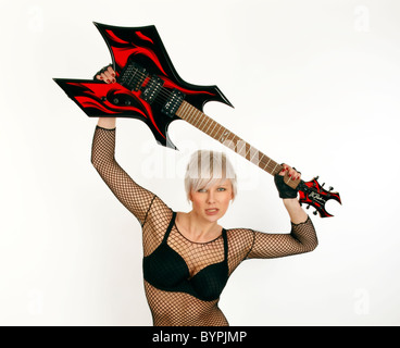 Rock-Chick hält eine Warlock-Heavy Metal-Gitarre Stockfoto