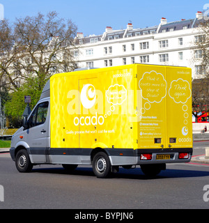 Yellow Ocado Internet Lebensmittel Supermarkt Lieferwagen in London Traffic auf dem Weg zur Lieferung an Online-Shopping-Kunden Homes England Großbritannien Stockfoto