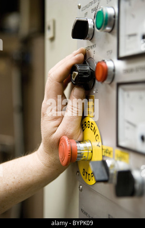Arbeiter Geschwindigkeit Einstellknopf auf Scherung Maschinensteuertafel im Teppich Fliesen-Fabrik Stockfoto