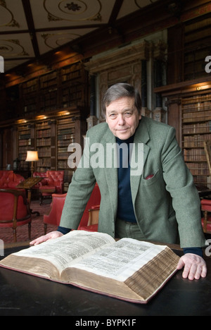 Robert Cecil Lord Salisbury im Hatfield House Hatfield. Hertfordshire Vereinigtes Königreich. Hier mit der King James Bibel in der Bibliothek. England der 2011 2010er Jahre. HOMER SYKES Stockfoto