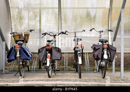 Fahrräder geparkt in geschützten Heck-Fahrradträger Stockfoto