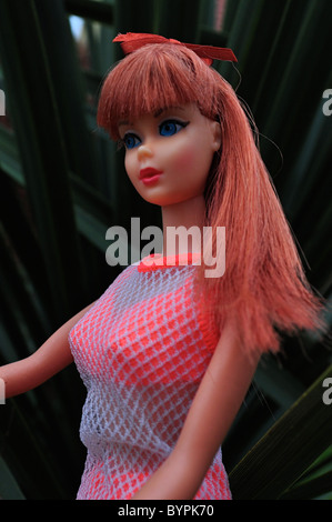 Tizian drehen & mod Vintage Barbie-Puppe, die alle ursprünglichen 1960er Jahre von 1966 mit dem neuen mod Kopf Form und verwurzelte Wimpern Puppe verwandeln. Stockfoto