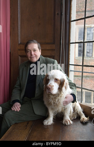 Robert Cecil Lord Salisbury im Hatfield House Hatfield. Hertfordshire, Großbritannien. 2011 mit Hund ein Clumber Spaniel HOMER SYKES Stockfoto