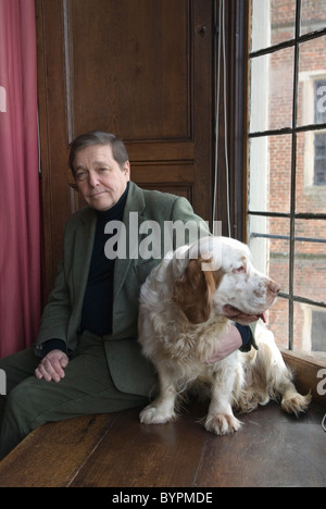 Robert Cecil Lord Salisbury im Hatfield House Hatfield. Hertfordshire, Großbritannien. 2011 mit Hund ein Clumber Spaniel HOMER SYKES Stockfoto