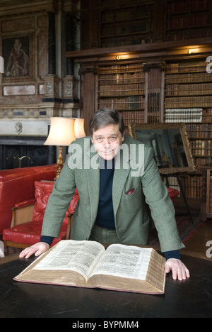 Robert Cecil Lord Salisbury im Hatfield House Hatfield. Hertfordshire UK. Hier mit der King-James-Bibel in der Bibliothek zu sehen. 2011 HOMER SYKES Stockfoto