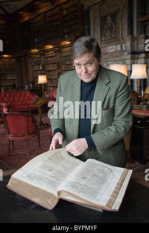 Robert Cecil Lord Salisbury im Hatfield House Hatfield. Hertfordshire UK. Hier mit der King-James-Bibel in der Bibliothek zu sehen. 2011 HOMER SYKES Stockfoto