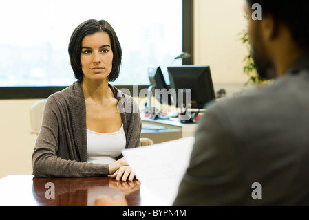 Berufstätige Frau interviewt für job Stockfoto