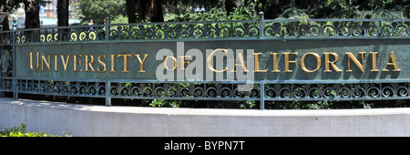 Universität von Kalifornien Zeichen außerhalb des Campus der UC Berkeley. Stockfoto