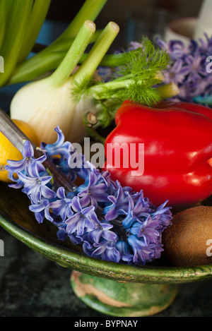 Verschiedene Gemüse und Obst mit frisch geschnittenen Hyazinthe Stockfoto