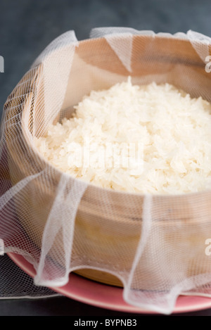Klebreis in Dämpfeinsatz Stockfoto