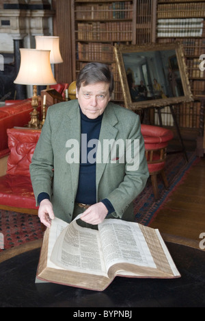 Robert Cecil Lord Salisbury im Hatfield House Hatfield. Hertfordshire UK. Hier mit der King-James-Bibel in der Bibliothek zu sehen. 2011 HOMER SYKES Stockfoto