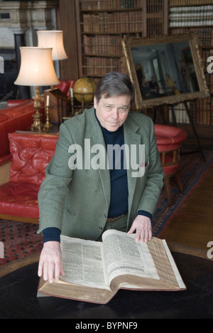 Robert Cecil Lord Salisbury im Hatfield House Hatfield. Hertfordshire UK. Hier mit der King-James-Bibel in der Bibliothek zu sehen. 2011 HOMER SYKES Stockfoto