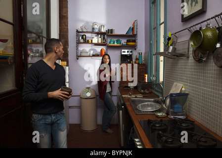 Paar in der Küche zusammen Stockfoto