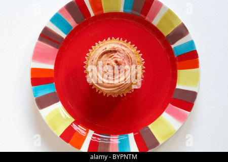 Auf Marks & Spencer Erdbeere und Vanille Cupcake auf hellen roten Platte - von oben Stockfoto