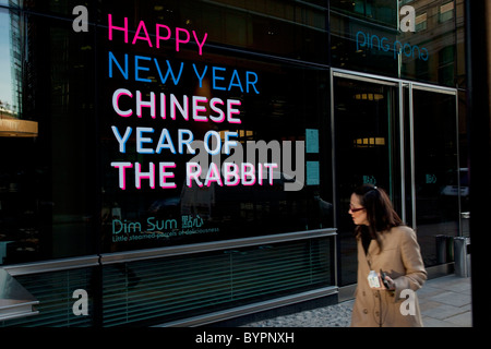 Chinese New Year Zeichen in einem Restaurant Fenster kündigt das chinesische Jahr des Hasen. Stockfoto