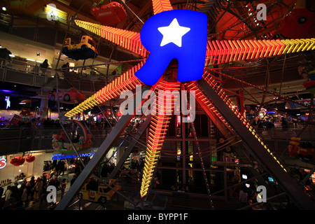 Menge in Toys R uns Store am Times Square in New York für Vertrieb Weihnachtsstadt 2010 Stockfoto