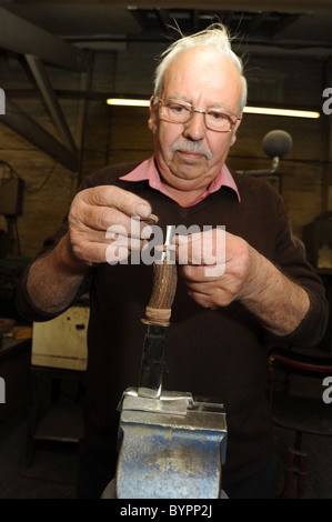 Ein 75 Jahre alter Mann noch arbeitet in seinem eigenen Geschäft als Handwerker machen Taschenmesser in Sheffield Stockfoto