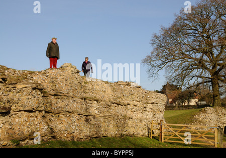 Römische Stadtmauer am geht in Hampshire südlichen England Besucher zu Fuß entlang der alten Stadtmauer Stockfoto