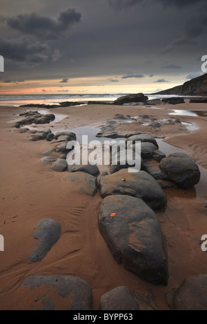 Felsen über dem Strand von Dunraven Bay in der Nähe von Southerndown an der Küste von Glamorgan Heritage verstreut. Stockfoto