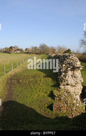 Römische Mauer am geht in Hampshire Südengland und in der Ferne die Pfarrei Kirche St Marys Stockfoto