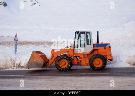 verschneiten Straße im Winter in den italienischen Alpen Stockfoto