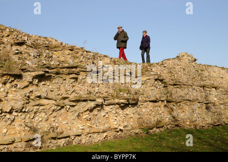 Römische Stadtmauer am geht in Hampshire südlichen England Besucher zu Fuß entlang der alten Stadtmauer Stockfoto