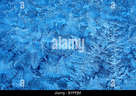 Eisblumen am Fenster Glas im winter Stockfoto