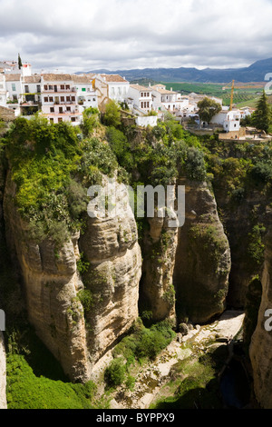 Berühmte El Tajo Schlucht – tiefe Schlucht in der spanischen Stadt Ronda – Blick auf das Flusstal Guadalevin – von Ronda. Spanien Stockfoto