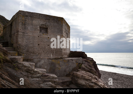 Alten WWII Pillenbox auf Finnygook Strand, Portwrinkle, Cornwall, England. Stockfoto