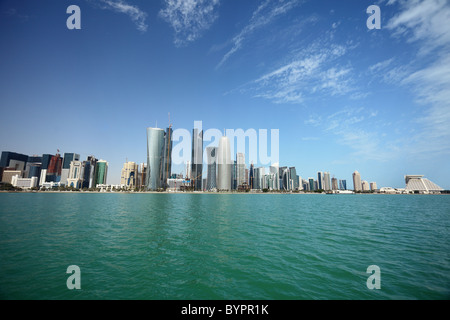 Ein Blick auf die Doha, Katar, Business-Distrikt Skyline von Doha Bucht an einem Wintertag gesehen. Stockfoto