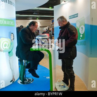 Paris, Frankreich, Business Trade Show, zwei Männer in Meeting, Unternehmer Business Start-ups Information Credit Agricole Banque, Bewerbung für Jobs, Männer reden, Geschäftsleute arbeiten Stockfoto
